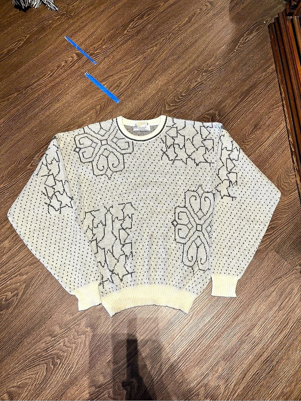 London Fog Geometric Crewneck Sweater in Cream & Gray Size Medium